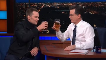 Tom Brady demostró que puede beberse una cerveza en apenas un par de segundos.