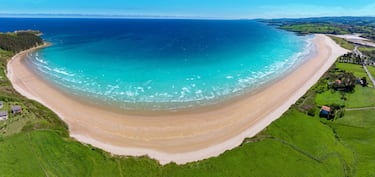 Enmarcada en el Parque Natural de Oyambre, esta idílica playa está ubicada junto a la desembocadura de la ría de la Rabia y en ella se puede disfrutar de un auténtico paraíso de arena fina. El color de sus aguas o el paraje que la rodea la convierten en un destino imprescindible.