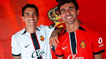 Los mallorquinistas Mateu Morey y Antonio Sánchez con las nuevas camisetas para la temporada 2025-26.
