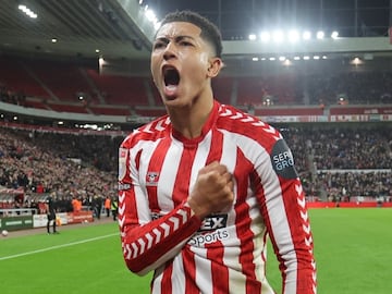 Jobe Bellingham, jugador del Sunderland, celebra el gol anotado ante el Derby County en Championship.