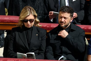 El presidente de Ucrania, Volodymyr Zelenskiy, y la primera dama, Olena Zelenska, asisten a la misa funeral del Papa Francisco en el Vaticano.