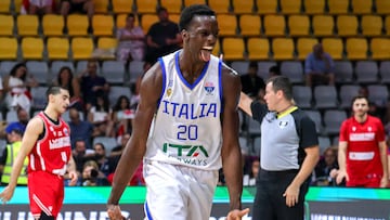 Niang celebra un triple en el partido contra Georgia.