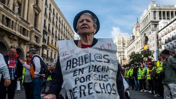 MADRID, SPAIN - 2019/10/16: An elderly woman protesting with a message that reads 'grandparents fighting for their rights' in a demonstration where retirees from all over Spain march to the Congress of Deputies claiming minimum pensions of 1,080Û and their revaluation with IPC. (Photo by Marcos del Mazo/LightRocket via Getty Images)
GENTE MAYOR PENSIONISTA