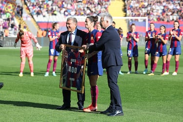 La defensa catalana se llevó un homenaje por parte del club por participar en 400 partidos defendiendo la camiseta del Fútbol Club Barcelona.