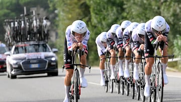 El UAE Team de Juan Ayuso compite camino de la victoria en la contrarreloj por equipos de Figueras.