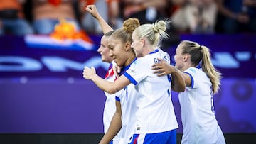 Zurich (Switzerland), 09/07/2025.- England's Lauren James (2-L) celebrates scoring the 3-0 goal during the UEFA Women's EURO 2025 Group D soccer match between England and the Netherlands, in Zurich Switzerland, 09 July 2025. (Países Bajos; Holanda, Suiza) EFE/EPA/MICHAEL BUHOLZER EDITORIAL USE ONLY