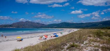 Tiene reconocimiento internacional por su valor ecológico. Con 7 kilómetros, es la playa más larga de toda Galicia. Rodeada de un entorno natural único de marismas y dunas posee una arena blanca y fina, y aguas cristalinas que hacen las delicias de los visitantes. Pasear, practicar deportes naúticos e incluso avistar aves son otras actividades que se pueden añadir al día de playa.