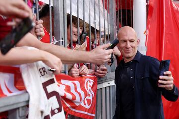 Arjen Robben, se hace unos selfies con aficionados del Bayern. El exfutbolista, que jugó en Real Madrid y Bayern, es muy querido por los aficionados del club muniqués. Allí fue clave enla Copa de Europa que conquistó el Bayern en 2013, gracias a un gol del atacante neerlandés.