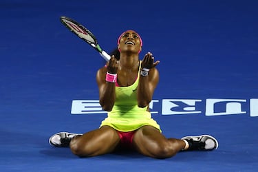Comenzaba un nuevo año de ensueño para Serena Williams. Otro de los mejores años para la tenista norteamericana. Al igual que sucedió en 2002, Serena consiguió en 2015 lograr tres Grand Slams consecutivos. Aunque este año hubo una diferencia con lo sucedido 13 años atrás. Williams logró, a diferencia de la anterior ocasión, el Open de Australia, venciendo por 6-3, 7-6 a María Sharápova.