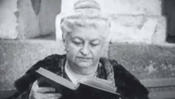 Imagen de Emilia Pardo Bazán leyendo un libro
