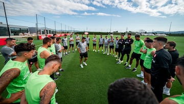 Míchel da una charla a sus jugadores.