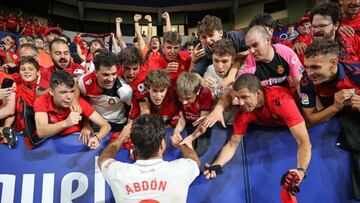 Los seguidores del Mallorca en Pamplona celebran la permanencia con Abdón.