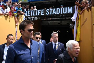 La leyenda de la NFL, Tom Brady, junto al CEO de los New England Patriots, Robert Kraft, en su llegada al MetLife Stadium para la final de la copa Mundial de Clubes FIFA 2025. (Photo by ANGELA WEISS / AFP)
