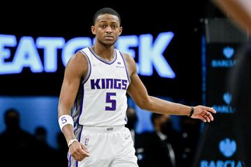 Estuvo cantado durante semanas y finalmente se hizo realidad: Sacramento Kings se ha convertido en la primera franquicia de la historia con 16 temporadas seguidas sin clasificarse para playoffs. Es un récord nefasto: cada año se clasifican para playoffs 16 de 30 franquicias, más del 50% de la NBA desde su expansión en 2004. En los tres últimos años, el nuevo sistema de play in ha ofrecido un reenganche en el que tampoco se han metido los Kings. Son, otra marca nunca vista, 16 temporadas consecutivas también sin llegar al 50% de victorias. El tope fue el 47,6% de la 2018-19. Valió un noveno puesto del Oeste, a las puertas de las eliminatorias, que los Kings solo han alcanzado esa vez en las 16 que llevan fuera de la lucha por el anillo.