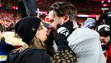 Taylor Swift y Travis Kelce en el Campeonato de la AFC contra los Buffalo Bills en el Arrowhead Stadium.