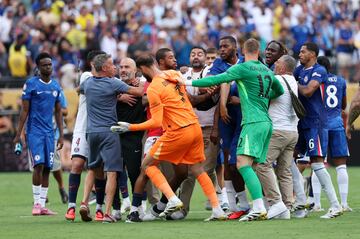 El técnico del PSG propinó un golpe al futbolista sudamericano tras el pitido final, desatando una trifulca que empaña el cierre del partido.