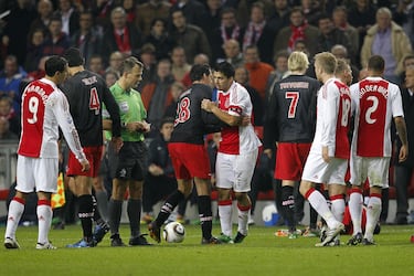 Por aquel entonces el delantero uruguayo se encontraba en las filas del Ajax cuando comité disciplinario de la federación holandesa de fútbol (KNVB) le castigó con siete partidos tras un mordisco a Bakkal.