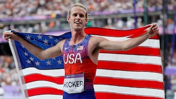 Saint-denis (France), 06/08/2024.- Cole Hocker of the USA celebrates after winning the Men 1500m final of the Athletics competitions in the Paris 2024 Olympic Games, at the Stade de France stadium in Saint Denis, France, 06 August 2024. (1500 metros, 1500 metros, Francia) EFE/EPA/RONALD WITTEK