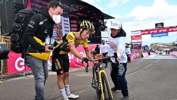 Primoz Roglic, tras cruzar meta en Tre Cime di Lavaredo.