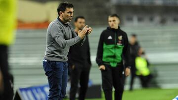 Asier Garitano aplaude a sus jugadores desde la zona técnica en mitad de un partido de la Real Sociedad.