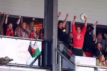 Los actores y propietarios del Wrexham, Rob McElhenney y Ryan Reynolds, celebran el tercer gol de Sam Smith, del Wrexham.