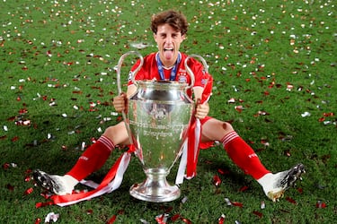 Otro lateral derecho que probó suerte en un gigante alemán fue Álvaro Odriozola. El donostiarra llegó al Bayern de Múnich en el invierno de 2020 y ganó todos los títulos posibles. No jugó mucho y su trayectoria en el Real Madrid, donde volvió en verano, nunca se corrigió. 

