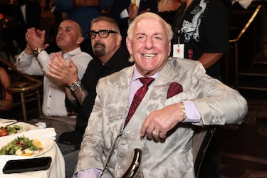 Richard Morgan "Ric" Fliehr tiene una carrera en WWE de más de cincuenta años. Flair es reconocido oficialmente por la WWE, la TNA, y Pro Wrestling Illustrated (PWI) como 16 veces campeón mundial (ocho veces NWA World Heavyweight Champion, seis veces WCW World Heavyweight Champion, y dos veces WWF Champion) siendo el luchador con más reinados en la historia de la lucha libre junto a John Cena. 