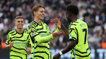 Martin Ødegaard y Bukayo Saka, jugadores del Arsenal, celebran uno de los goles anotados ante el West Ham.