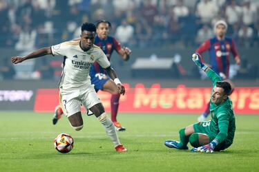 Comienza golpeando el Real Madrid en el Al Awwal Park. Pase filtrado a la perfección de Bellingham que supera a Koundé y deja en el mano a mano a Vinicius. El brasileño sorteó la salida de Iñaki peña y marca a puerta vacía el 1-0.