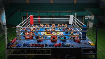 El grupo de entrenamiento se relaja al finalizar la sesión.