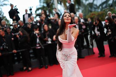 Nadine Nassib Njeim posa en la alfombra roja durante el desfile inaugural del primer día de la 78ª edición del festival de cine de Cannes.