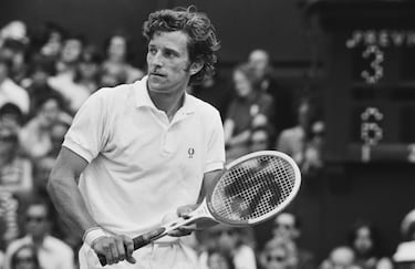 El checo conquistó 3 Grand Slams en los años 70, dos en Roland Garros (1970 y 1971) y uno en Wimbledon (1973). En el US Open alcanzó la final de 1971, donde cayó ante Stan Smith. Su estilo clásico, basado en el juego de fondo y la resistencia, lo mantuvo como uno de los grandes de su tiempo.