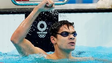 El nadador ruso Evgeny Rylov celebra su victoria en la final de los 100 metros espalda en los Juegos Olímpicos de Tokio 2020.