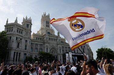 Una bandera del Real Madrid ondea en el Ayuntamiento de Madrid.