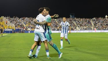 El mal estado de la hierba se tapó con pintura verde que se trasladó a las camisetas de los jugadores.