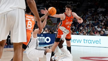 Montero y Pradilla, del Valencia Basket, pelean un balón con varios jugadores del Real Madrid.