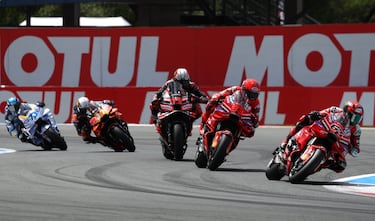 La carrera comenzó con Francesco Bagnaia y Marc Márquez peleando por la primera plaza seguidos de cerca de la Aprilia de Marco Bezzecchi que terminó la carrera en segundo lugar.