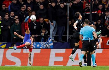 Axel Witsel, en un intento de rematar de chilena, asiste a José María Giménez que remata de cabeza y manda el balón al larguero de Joe Hurt.