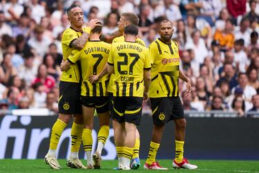 Jugadores del Borussia Dortmund celebran el 1-2 en el marcador tras el gol de Barrios.