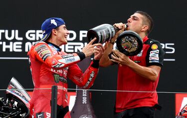 Márquez da de beber champán a su mecánico, Marco Polastri, tras la victoria del catalán en Assen.