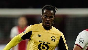 Renato Sanches conduce el balón durante un encuentro entre Ajax y Lille de la Champions League.