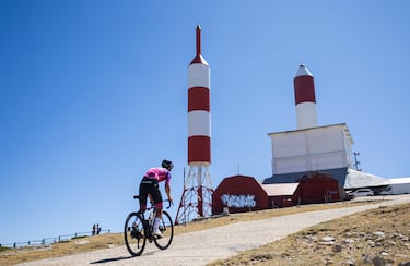 En la cima, con llamativos colores, hay unas antenas, cuya función era la emisión de la señal de radio y televisión. En 2010, el Gobierno de España decidió cerrar el potente repetidor de televisión de Navacerrada debido al apagón analógico, quedando solo para la radio. Se ven desde numerosos kilómetros a la redonda.