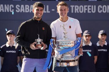 Holger Rune ganó la final del Conde de Godó 6-7, 2-6 a Carlos Alcaraz.