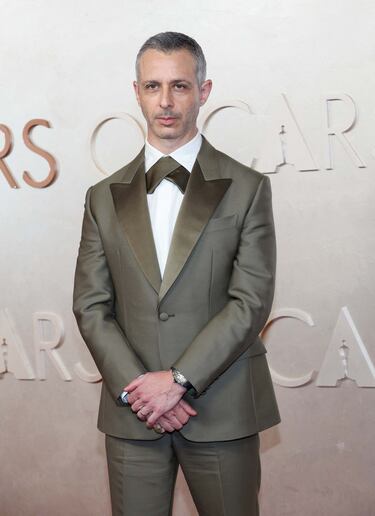 Jeremy Strong posa en la alfombra roja del Dolby Theatre.