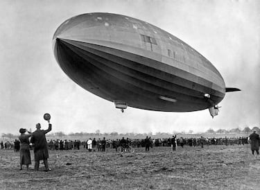 El 4 de marzo de 1936 se produjo en Alemania el primer vuelo del dirigible LZ-129 Hindenburg. El 6 de mayo de 1937, sufrió un incendio cuando aterrizaba en Nueva York, causando la muerte a 36 personas. En la foto, el vuelo inaugural.