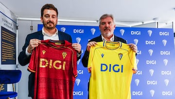 Manuel Vizcaíno y Daniel Campillo portan las camisetas del Cádiz donde aparece DIGI, nuevo sponsor principal del club gaditano.