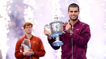 NEW YORK, NEW YORK - SEPTEMBER 07: Carlos Alcaraz of Spain poses with his trophy after defeating Jannik Sinner of Italy during their Men's Singles Final match on Day Fifteen of the 2025 US Open at USTA Billie Jean King National Tennis Center on September 07, 2025 in New York City. Clive Brunskill/Getty Images/AFP (Photo by CLIVE BRUNSKILL / GETTY IMAGES NORTH AMERICA / Getty Images via AFP)