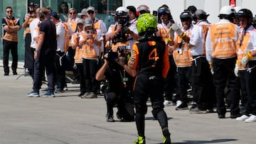 Norris se dirige al box de McLaren tras su accidente en Montreal.