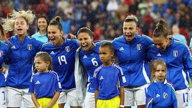 Soccer Football - UEFA Women's Euro 2025 - Group B - Portugal v Italy - Stade de Geneve, Geneva, Switzerland - July 7, 2025 Italy's Martina Lenzini, Manuela Giugliano and Emma Severini with teammates line up during the national anthem before the match REUTERS/Bernadett Szabo TPX IMAGES OF THE DAY