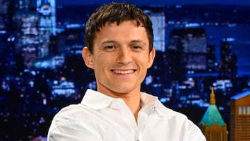 Tom Holland sonriendo